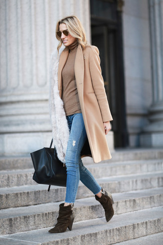 Quale jeans aderenti indossare con un cappotto marrone chiaro in modo smart-casual: Mostra il tuo stile in un cappotto marrone chiaro con jeans aderenti per vestirti casual. Stivaletti in pelle scamosciata marrone scuro sono una splendida scelta per completare il look.