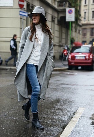 Come indossare e abbinare jeans blu scuro con stivaletti in pelle neri: Prova a combinare un cappotto grigio con jeans blu scuro per un look raffinato. Stivaletti in pelle neri sono una valida scelta per completare il look.
