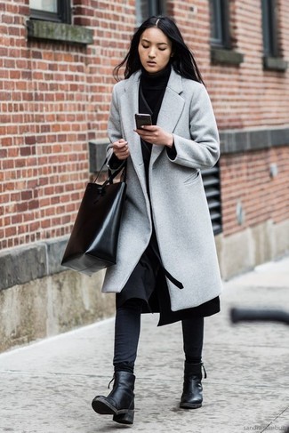 Come indossare e abbinare jeans aderenti neri con un cappotto grigio per una donna di 30 anni: Vestiti con un cappotto grigio e jeans aderenti neri per vestirti casual. Questo outfit si abbina perfettamente a un paio di stivaletti in pelle neri.