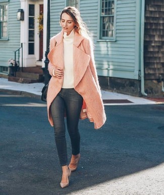 Come indossare e abbinare jeans grigi in modo formale: Potresti abbinare un cappotto morbido rosa con jeans grigi per un outfit che si fa notare. Questo outfit si abbina perfettamente a un paio di décolleté in pelle beige.