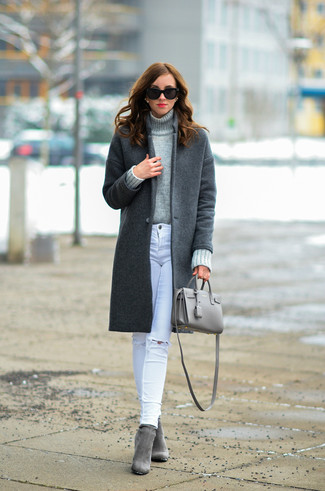 Come indossare e abbinare jeans aderenti bianchi per una donna di 20 anni: Vestiti con un cappotto grigio scuro e jeans aderenti bianchi per un semplice tocco di eleganza. Stivaletti in pelle scamosciata grigi sono una eccellente scelta per completare il look.