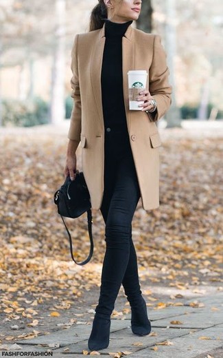 Come indossare e abbinare jeans neri quando fa freddo in modo formale: Abbina un cappotto marrone chiaro con jeans neri e sarai un vero sballo. Stivaletti in pelle scamosciata neri sono una valida scelta per completare il look.