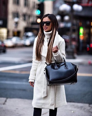 Come indossare e abbinare un dolcevita bianco in modo smart-casual: Metti un dolcevita bianco e jeans aderenti neri per creare un look raffinato e glamour.