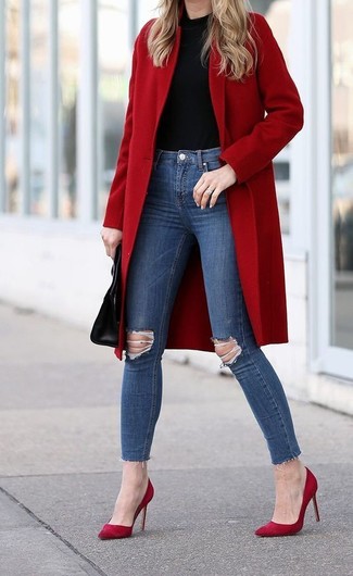 Come indossare e abbinare un cappotto rosso quando fa caldo: Combina un cappotto rosso con jeans aderenti strappati blu scuro per un look trendy e alla mano. Décolleté in pelle scamosciata rossi sono una gradevolissima scelta per completare il look.