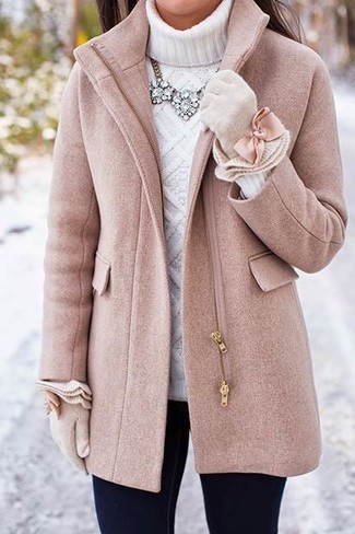 Come indossare e abbinare una collana quando fa gelo: Per un outfit della massima comodità, prova ad abbinare un cappotto rosa con una collana.