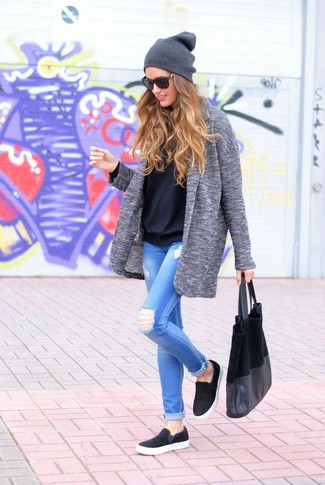 Come indossare e abbinare jeans strappati azzurri quando fa freddo in modo casual: Abbinare un cappotto grigio e jeans strappati azzurri è una comoda opzione per fare commissioni in città. Per un look più rilassato, calza un paio di sneakers senza lacci nere.