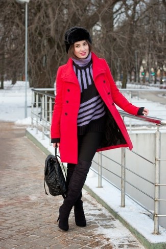 Come indossare e abbinare un cappotto rosso: Abbina un cappotto rosso con jeans aderenti neri per un look raffinato per il tempo libero. Un paio di stivali sopra il ginocchio in pelle scamosciata neri si abbina alla perfezione a una grande varietà di outfit.
