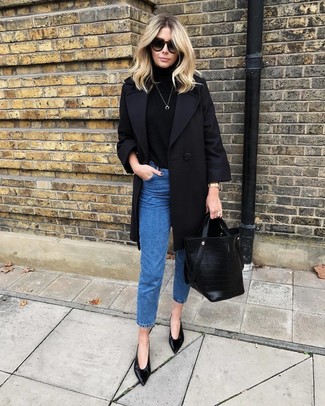 Come indossare e abbinare un cappotto nero: Mostra il tuo stile in un cappotto nero con jeans blu per un fantastico look da sfoggiare nel weekend. Perfeziona questo look con un paio di décolleté in pelle neri.