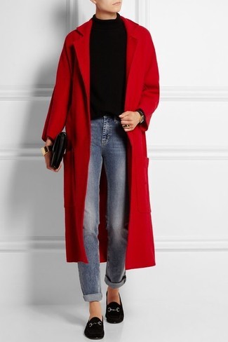 Come indossare e abbinare una pochette in pelle nera in modo formale: Prova ad abbinare un cappotto rosso con una pochette in pelle nera per un'atmosfera casual-cool. Opta per un paio di mocassini eleganti in pelle scamosciata neri per un tocco virile.