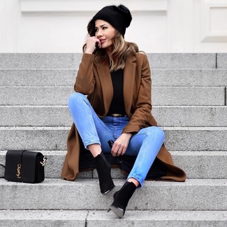 Look alla moda per donna: Cappotto marrone, Dolcevita nero, Jeans azzurri, Stivaletti in pelle scamosciata neri