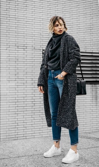 Quale jeans indossare con un cappotto grigio quando fa caldo: Coniuga un cappotto grigio con jeans per un look raffinato. Scegli un paio di sneakers basse in pelle bianche come calzature per un tocco più rilassato.