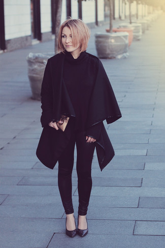 Quale cappotto indossare con un dolcevita nero in modo smart-casual: Indossa un cappotto e un dolcevita nero, perfetto per il lavoro. Questo outfit si abbina perfettamente a un paio di décolleté con paillettes neri.