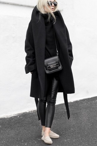 Come indossare e abbinare leggings neri per una donna di 30 anni quando fa freddo in modo smart-casual: Scegli un cappotto nero e leggings neri per un look raffinato. Mocassini driving in pelle beige sono una splendida scelta per completare il look.