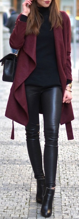 Come indossare e abbinare un cappotto rosso per una donna di 30 anni: Vestiti con un cappotto rosso e leggings in pelle neri per un look raffinato. Stivaletti in pelle neri sono una gradevolissima scelta per completare il look.
