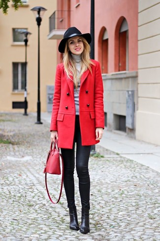 Come indossare e abbinare un borsalino quando fa freddo: Opta per un cappotto rosso e un borsalino per un look comfy-casual. Stivaletti in pelle neri sono una validissima scelta per completare il look.