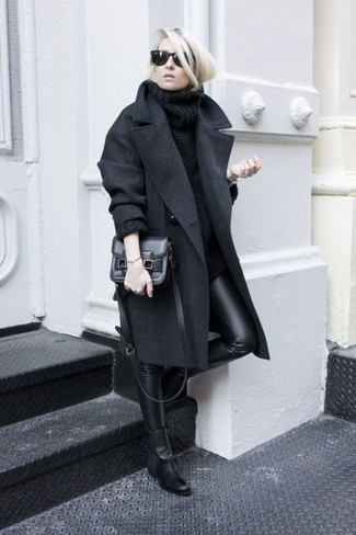 Quale stivali chelsea indossare con leggings neri: Per un outfit quotidiano pieno di carattere e personalità, combina un cappotto nero con leggings neri. Stivali chelsea sono una eccellente scelta per completare il look.