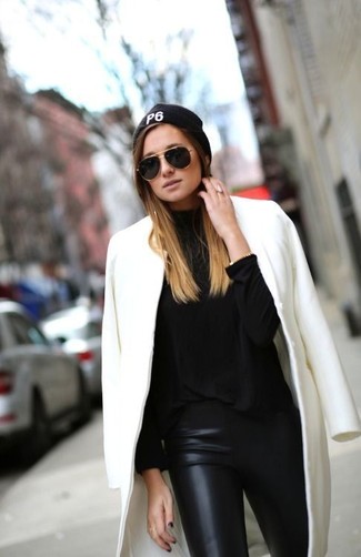 Come indossare e abbinare leggings in pelle neri quando fa gelo: Combina un cappotto bianco con leggings in pelle neri per un look semplice, da indossare ogni giorno.