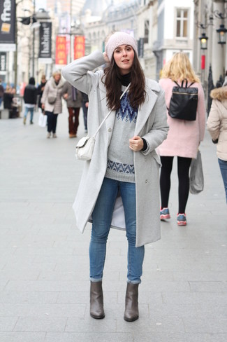 Come indossare e abbinare stivaletti in pelle grigi: Abbina un cappotto grigio con jeans aderenti blu per affrontare con facilità la tua giornata. Stivaletti in pelle grigi sono una splendida scelta per completare il look.