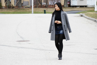 Quale minigonna indossare con un cappotto grigio in modo smart-casual: Prova a combinare un cappotto grigio con una minigonna per un fantastico look da sfoggiare nel weekend. Perfeziona questo look con un paio di stivaletti in pelle neri.