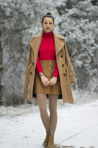 Look alla moda per donna: Cappotto marrone chiaro, Dolcevita rosso, Minigonna in pelle scamosciata marrone, Stivaletti in pelle scamosciata marroni