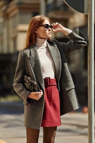 Come indossare e abbinare un cappotto grigio scuro quando fa caldo: Abbinare un cappotto grigio scuro e una minigonna di lana rossa è una comoda opzione per fare commissioni in città.