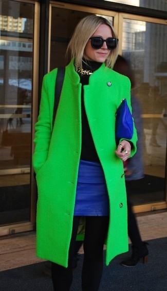 Come indossare e abbinare occhiali da sole neri e dorati per una donna di 30 anni quando fa gelo in modo smart-casual: Coniuga un cappotto verde con occhiali da sole neri e dorati per un outfit inaspettato.