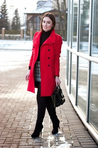 Look alla moda per donna: Cappotto rosso, Dolcevita nero, Minigonna scozzese nera e bianca, Stivali sopra il ginocchio in pelle scamosciata neri