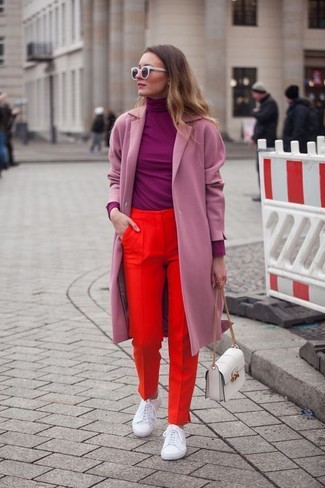 Come indossare e abbinare un dolcevita viola: Potresti indossare un dolcevita viola e pantaloni eleganti rossi, perfetto per il lavoro. Se non vuoi essere troppo formale, indossa un paio di sneakers basse in pelle bianche.