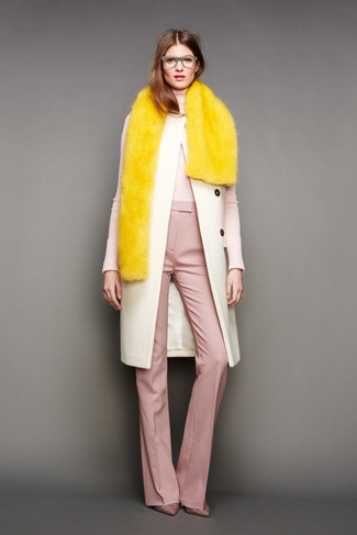 Come indossare e abbinare una sciarpa di pelliccia gialla in modo formale: Scegli un cappotto beige e una sciarpa di pelliccia gialla per andare a prendere un caffè in stile casual. Décolleté di tela scozzesi rosa sono una interessante scelta per completare il look.