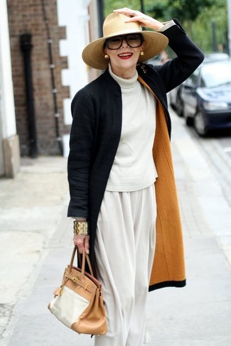 Come indossare e abbinare un borsalino di paglia beige per una donna di 60 anni quando fa caldo: Punta su un cappotto nero e un borsalino di paglia beige per un look trendy e alla mano.