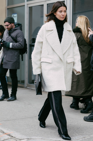 Quale pantaloni larghi indossare con stivaletti neri quando fa gelo: Opta per un cappotto in bouclé bianco e pantaloni larghi per un look semplice ed elegante. Stivaletti neri sono una splendida scelta per completare il look.