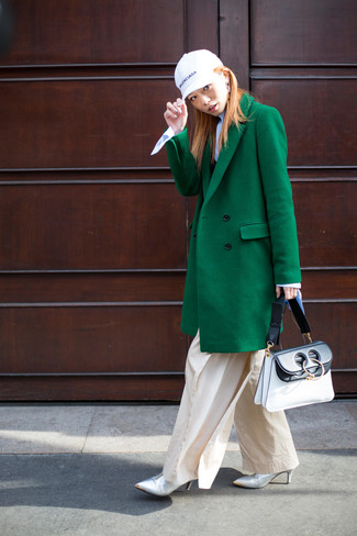 Come indossare e abbinare una cartella quando fa gelo in modo formale: Vestiti con un cappotto verde e una cartella per le giornate pigre. Stivaletti in pelle argento sono una eccellente scelta per completare il look.