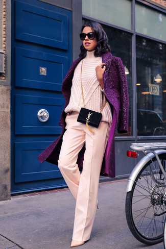 Look alla moda per donna: Cappotto viola melanzana, Dolcevita lavorato a maglia rosa, Pantaloni larghi rosa, Décolleté in pelle beige