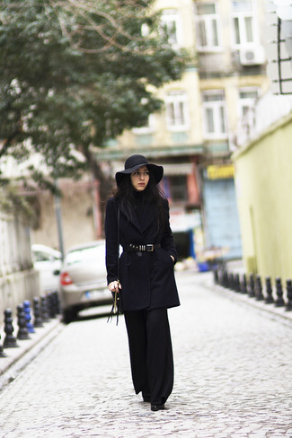 Look alla moda per donna: Cappotto nero, Dolcevita nero, Pantaloni larghi neri, Stivaletti in pelle neri