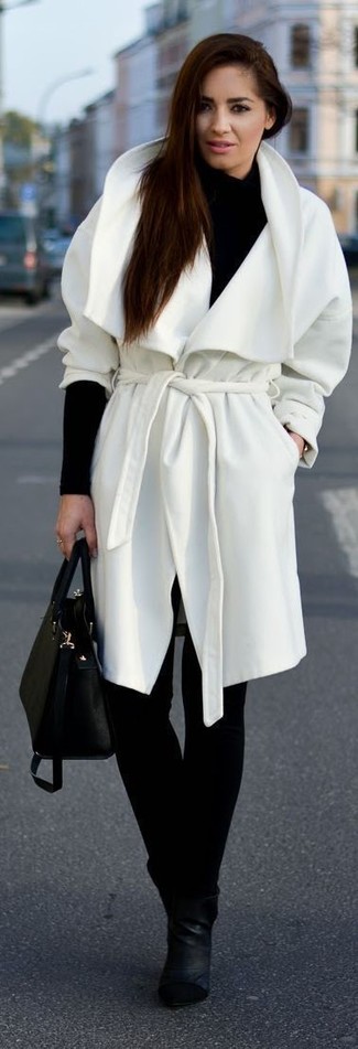 Quale pantaloni skinny indossare con un cappotto bianco e nero: Indossa un cappotto bianco e nero e pantaloni skinny per creare un look smart casual. Completa questo look con un paio di stivaletti in pelle neri.