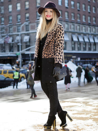 Come indossare e abbinare guanti per una donna di 30 anni: Mostra il tuo stile in un cappotto leopardato marrone con guanti per essere casual. Un paio di stivaletti in pelle scamosciata neri si abbina alla perfezione a una grande varietà di outfit.