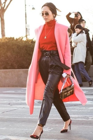 Come indossare e abbinare un cappotto rosa in primavera 2025 in modo formale: Prova a combinare un cappotto rosa con pantaloni stretti in fondo in pelle neri per sentirti sicura e alla moda. Décolleté in pelle scamosciata rossi e neri sono una eccellente scelta per completare il look. È magnifica idea per un outfit primaverile!