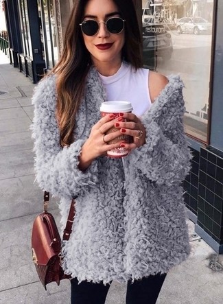 Come indossare e abbinare un anello dorato per una donna di 20 anni quando fa gelo: Indossa un cappotto di pile grigio e un anello dorato per andare a prendere un caffè in stile casual.