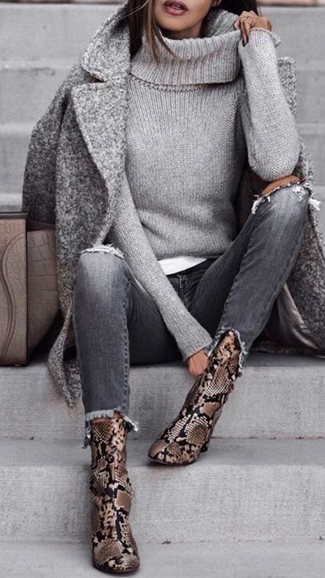 Trend da donna 2024 quando fa freddo: Abbina un cappotto grigio con jeans strappati grigi per un fantastico look da sfoggiare nel weekend. Stivaletti in pelle con stampa serpente marroni sono una gradevolissima scelta per completare il look.