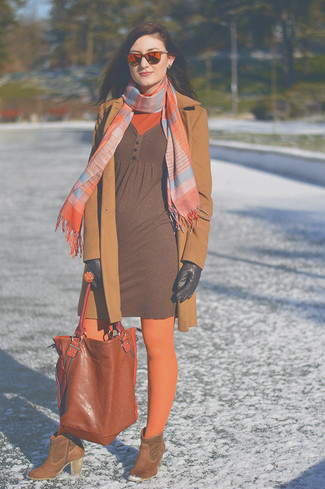 Look alla moda per donna: Cappotto marrone chiaro, Dolcevita arancione, Vestito di maglia marrone, Stivaletti in pelle scamosciata marroni