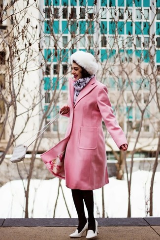 Come indossare e abbinare décolleté in pelle bianchi: Mostra il tuo stile in un cappotto rosa, perfetto per il lavoro. Décolleté in pelle bianchi sono una valida scelta per completare il look.