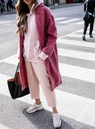Quale cappotto indossare con una gonna pantalone rosa: Abbina un cappotto con una gonna pantalone rosa per un look trendy e alla mano. Se non vuoi essere troppo formale, indossa un paio di scarpe sportive grigie.