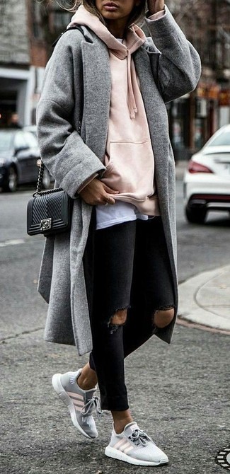 Come indossare e abbinare jeans con scarpe sportive: Abbina un cappotto grigio con jeans per un semplice tocco di eleganza. Opta per un paio di scarpe sportive per un tocco più rilassato.