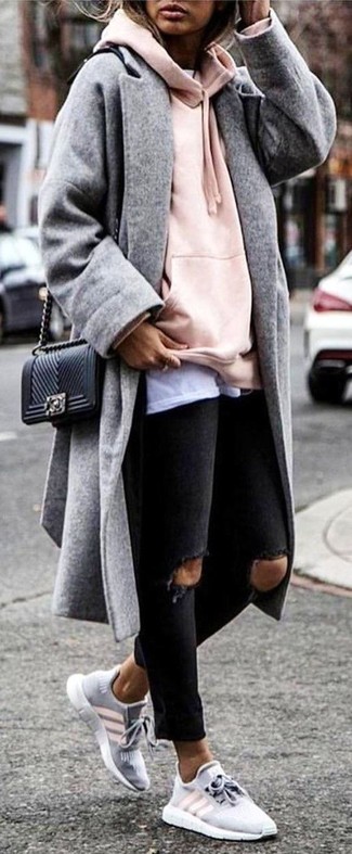 Quale scarpe sportive indossare con jeans aderenti neri per una donna di 20 anni quando fa freddo: Opta per un cappotto grigio e jeans aderenti neri per un look raffinato ma semplice. Se non vuoi essere troppo formale, calza un paio di scarpe sportive.