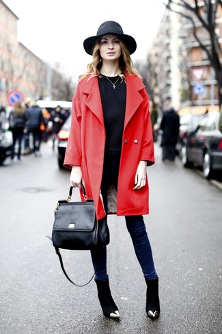 Look alla moda per donna: Cappotto rosso, Felpa nera, Jeans aderenti blu scuro, Stivaletti in pelle scamosciata neri
