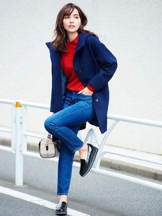 Come indossare e abbinare scarpe basse: Potresti indossare un cappotto blu scuro e jeans aderenti blu per un look spensierato e alla moda. Scarpe basse sono una buona scelta per completare il look.
