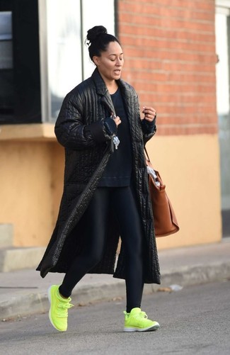 Come indossare e abbinare una borsa terracotta per una donna di 30 anni: Indossa un cappotto trapuntato nero con una borsa terracotta per andare a prendere un caffè in stile casual. Se non vuoi essere troppo formale, indossa un paio di scarpe sportive lime.