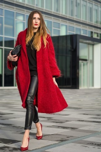 Come indossare e abbinare leggings in modo smart-casual: Potresti abbinare un cappotto rosso con leggings per vestirti casual. Décolleté in pelle rossi sono una buona scelta per completare il look.