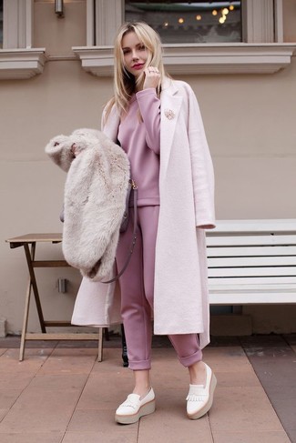 Come indossare e abbinare una sciarpa di pelliccia beige: Combina un cappotto rosa con una sciarpa di pelliccia beige per un look facile da indossare. Scegli un paio di mocassini con zeppa in pelle bianchi per dare un tocco classico al completo.