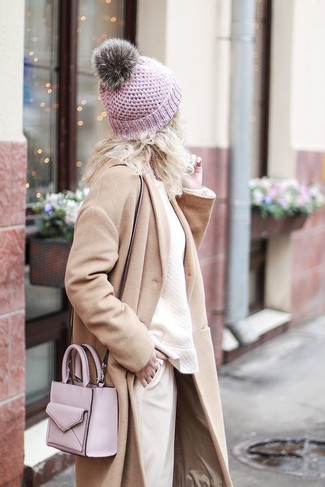 Come indossare e abbinare una borsa a tracolla in pelle fucsia per una donna di 30 anni: Potresti indossare un cappotto beige e una borsa a tracolla in pelle fucsia per una sensazione di semplicità e spensieratezza.
